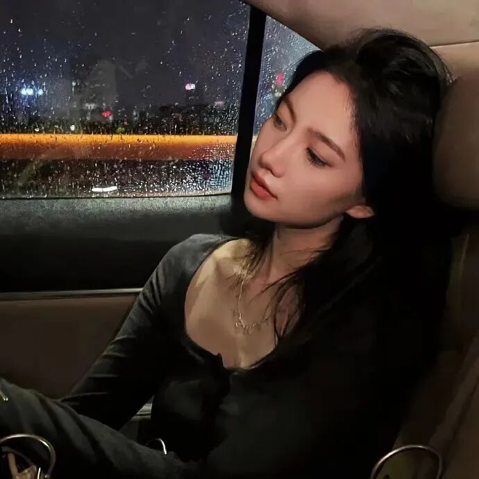 车内温柔女生头像
