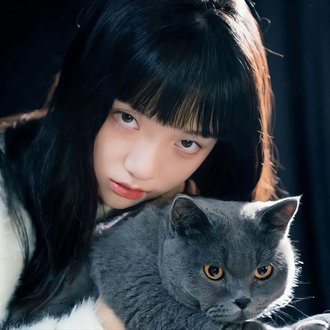 抱着猫咪甜酷女生头像