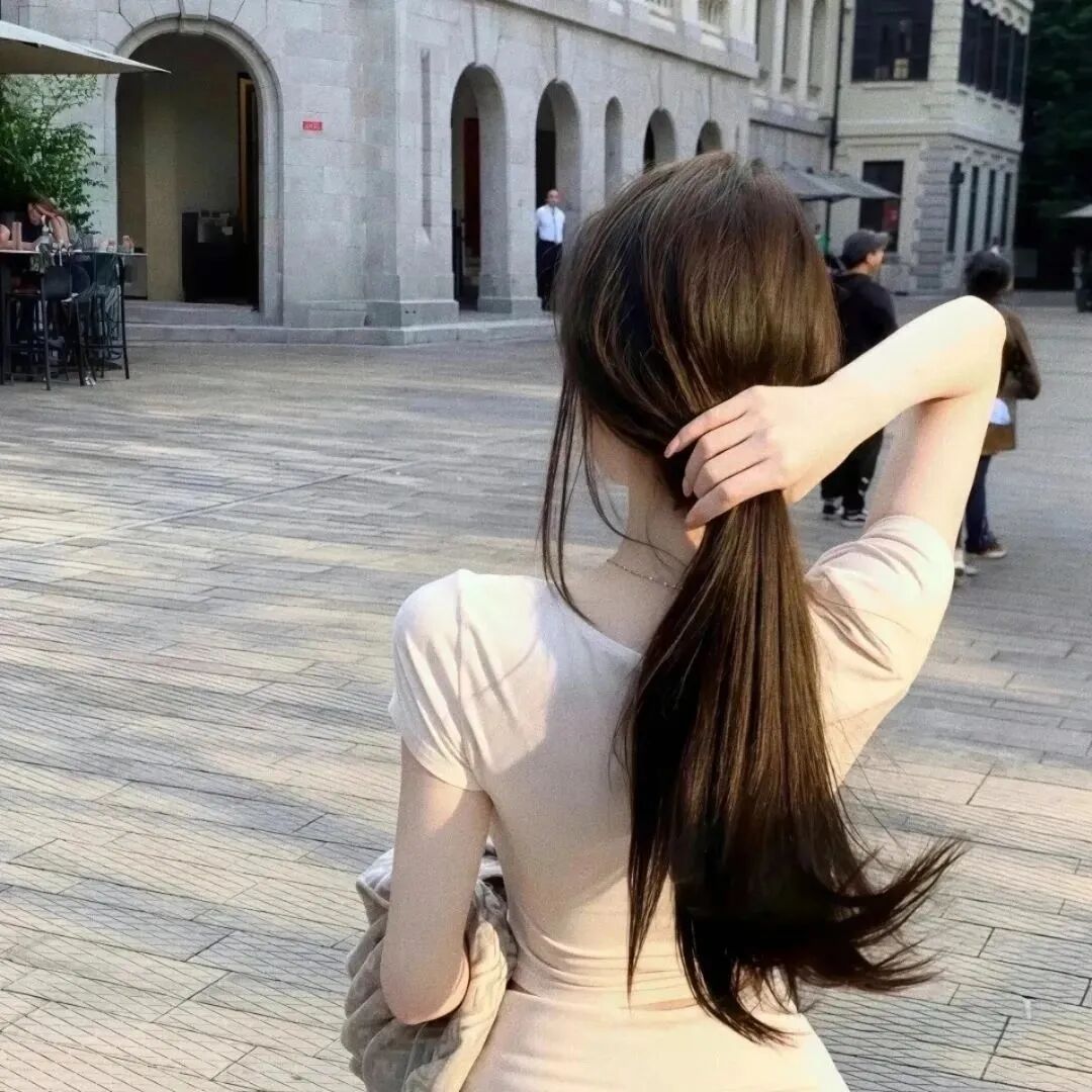 温柔背影不露脸女生头像