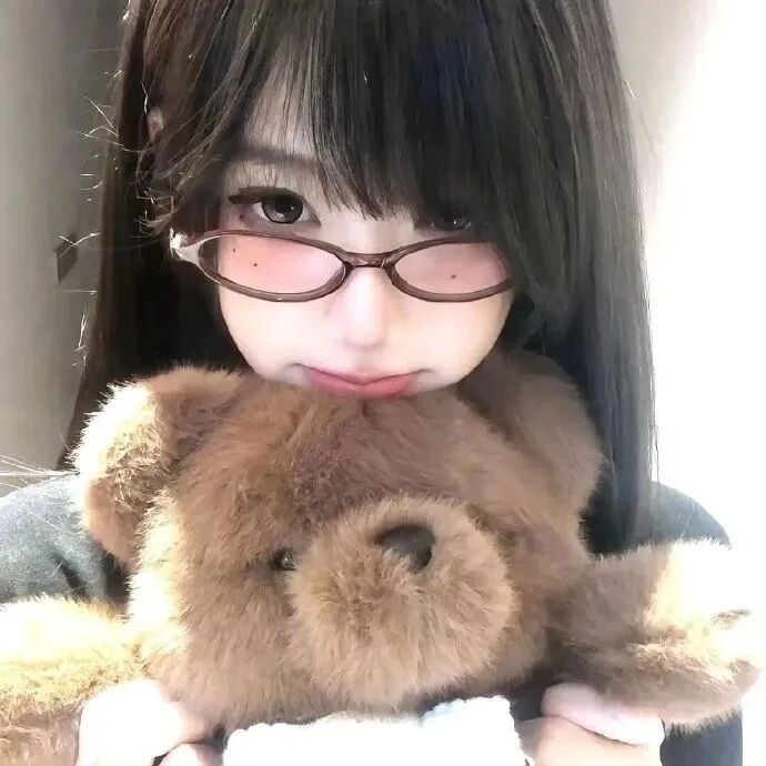 抱着小熊纯欲女生头像