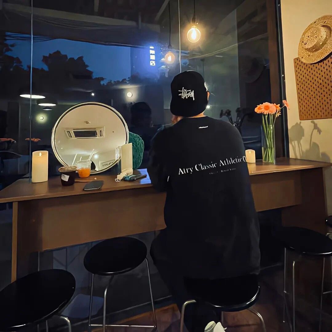小众背影不露脸男生头像