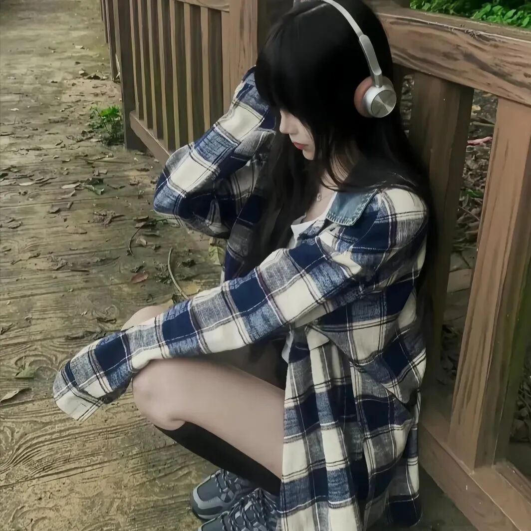 戴耳机纯欲侧脸女生头像