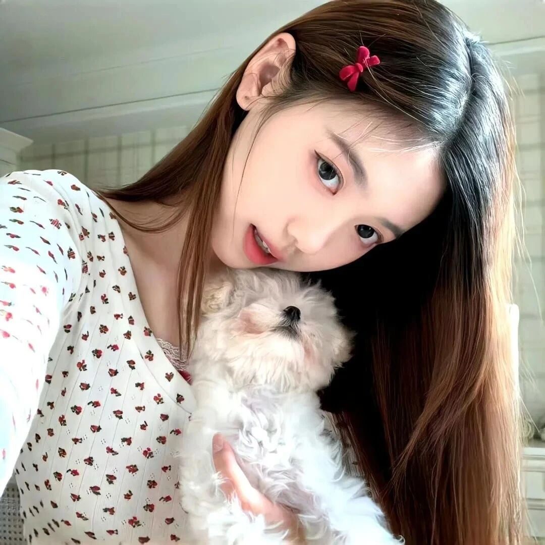 抱着狗狗甜妹女生头像