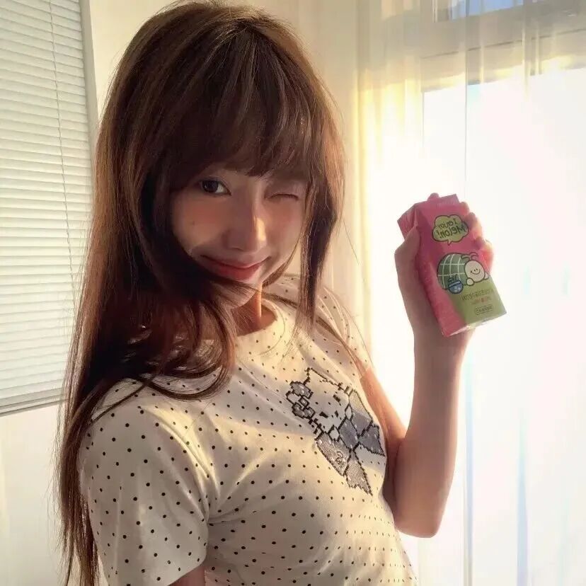 喝饮料甜妹女生头像