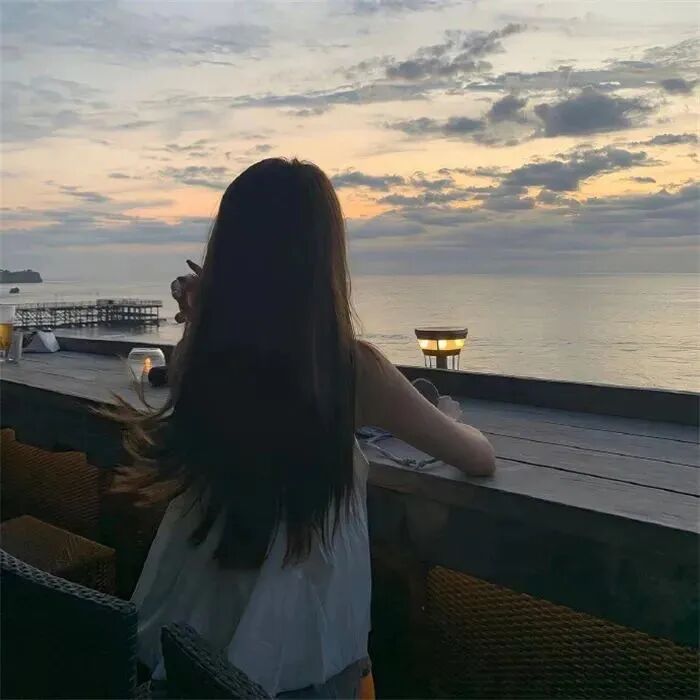 氛围感海边不露脸背影女生头像
