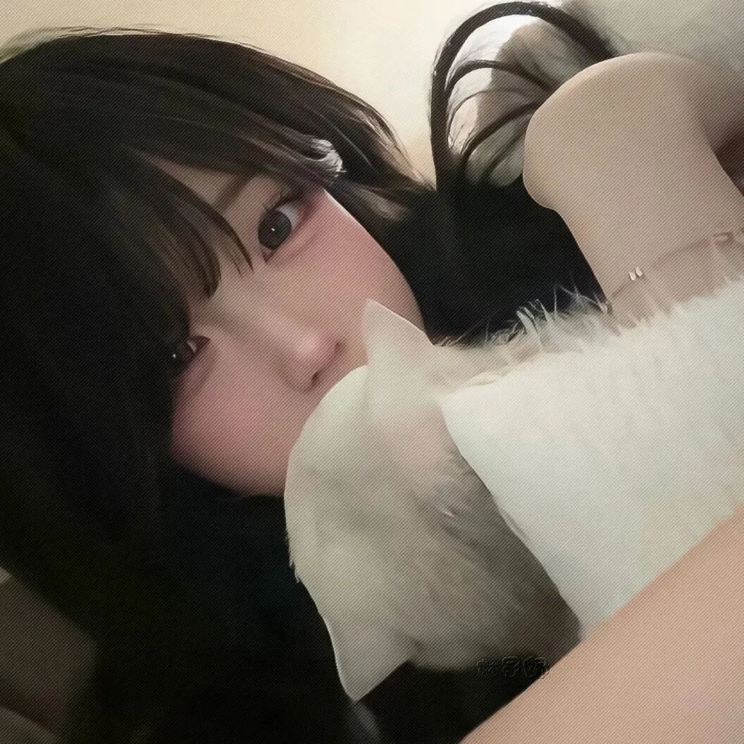 抱着猫咪甜妹女生头像