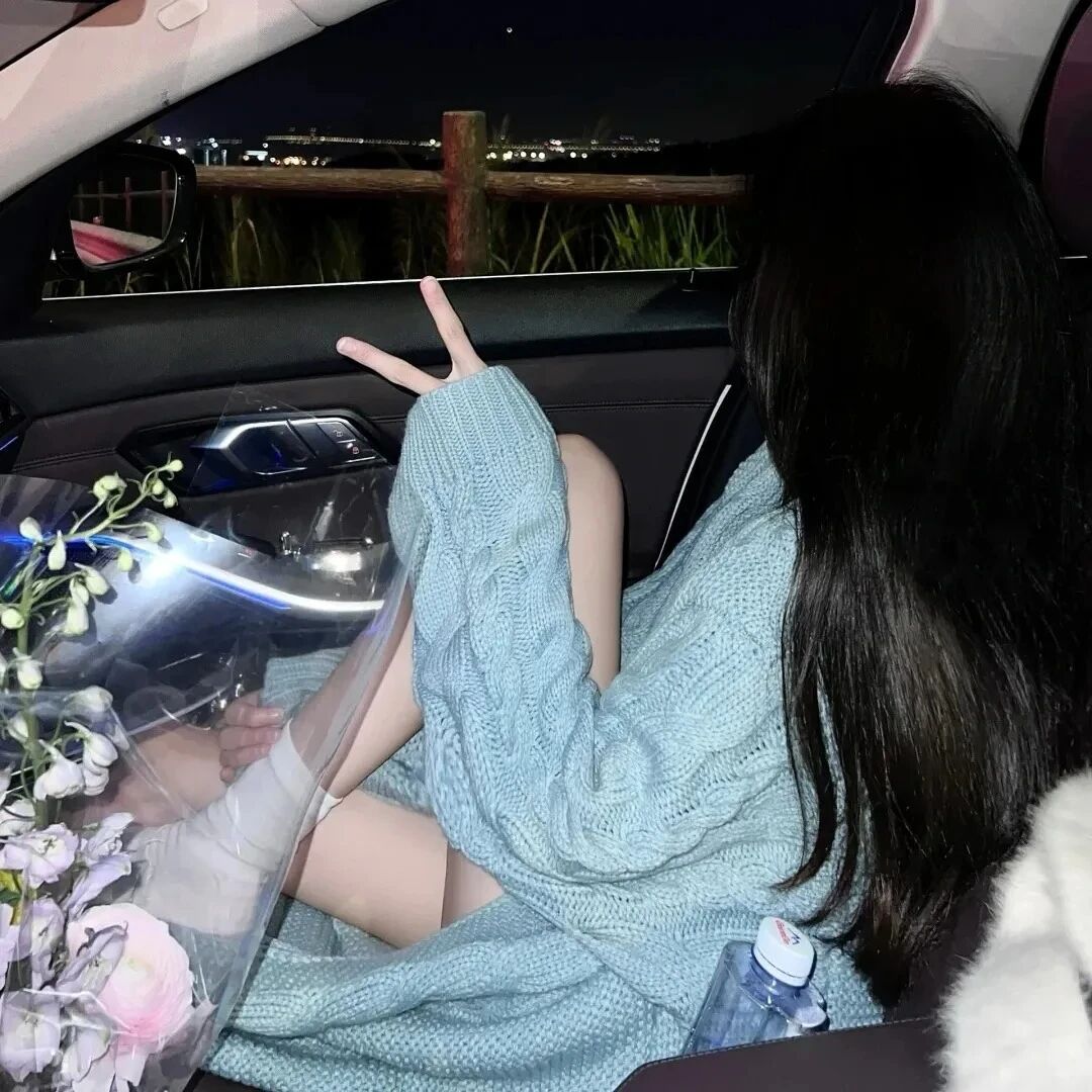cheneibulungqgdazi车内鲜花不露脸二人闺蜜头像真人闺蜜头像