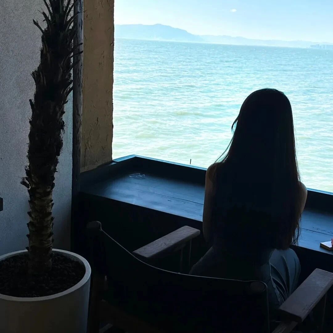 氛围感海边背影不露脸女生头像