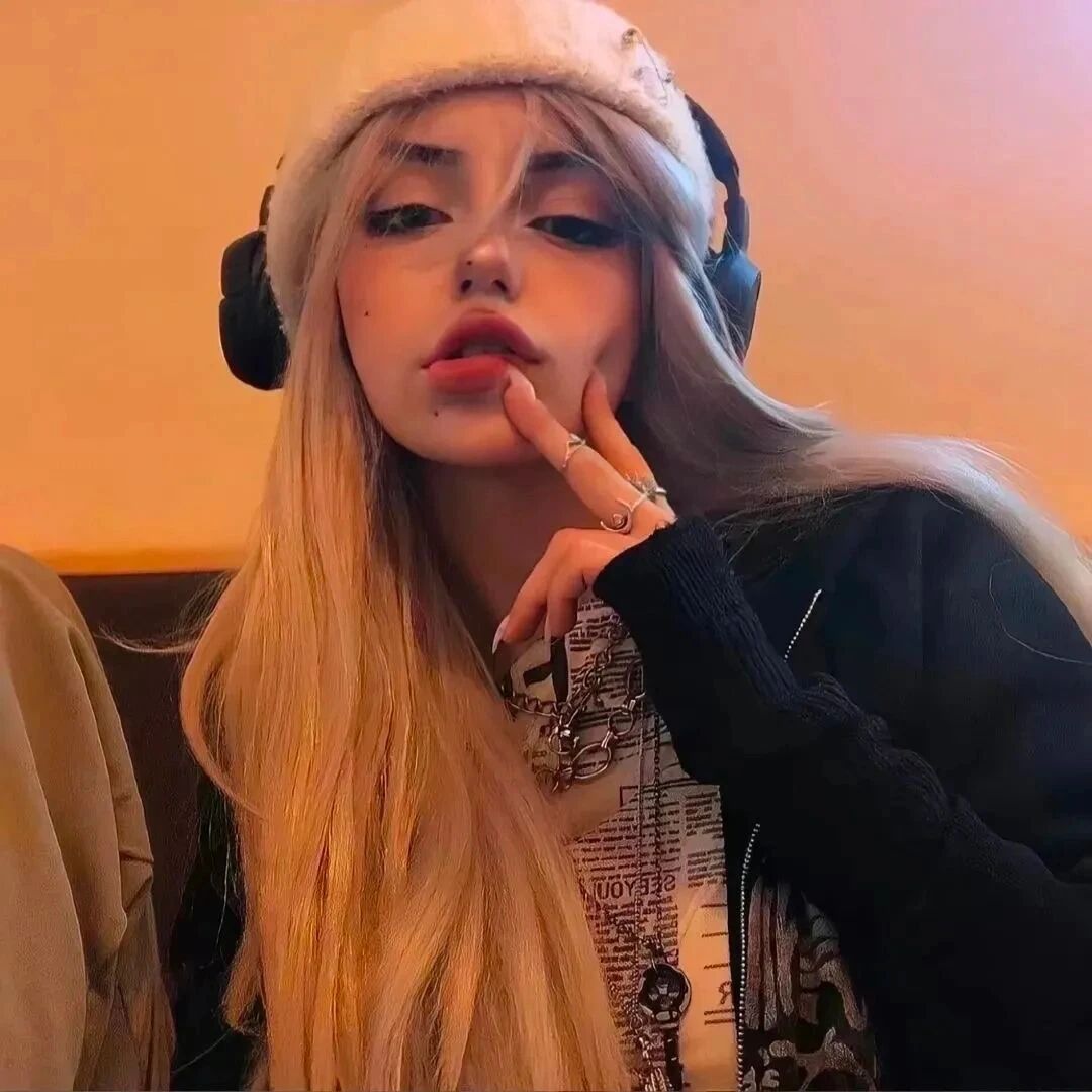 戴耳机个性欧美女生头像