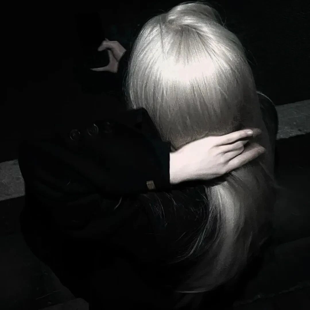 黑白不露脸女生头像