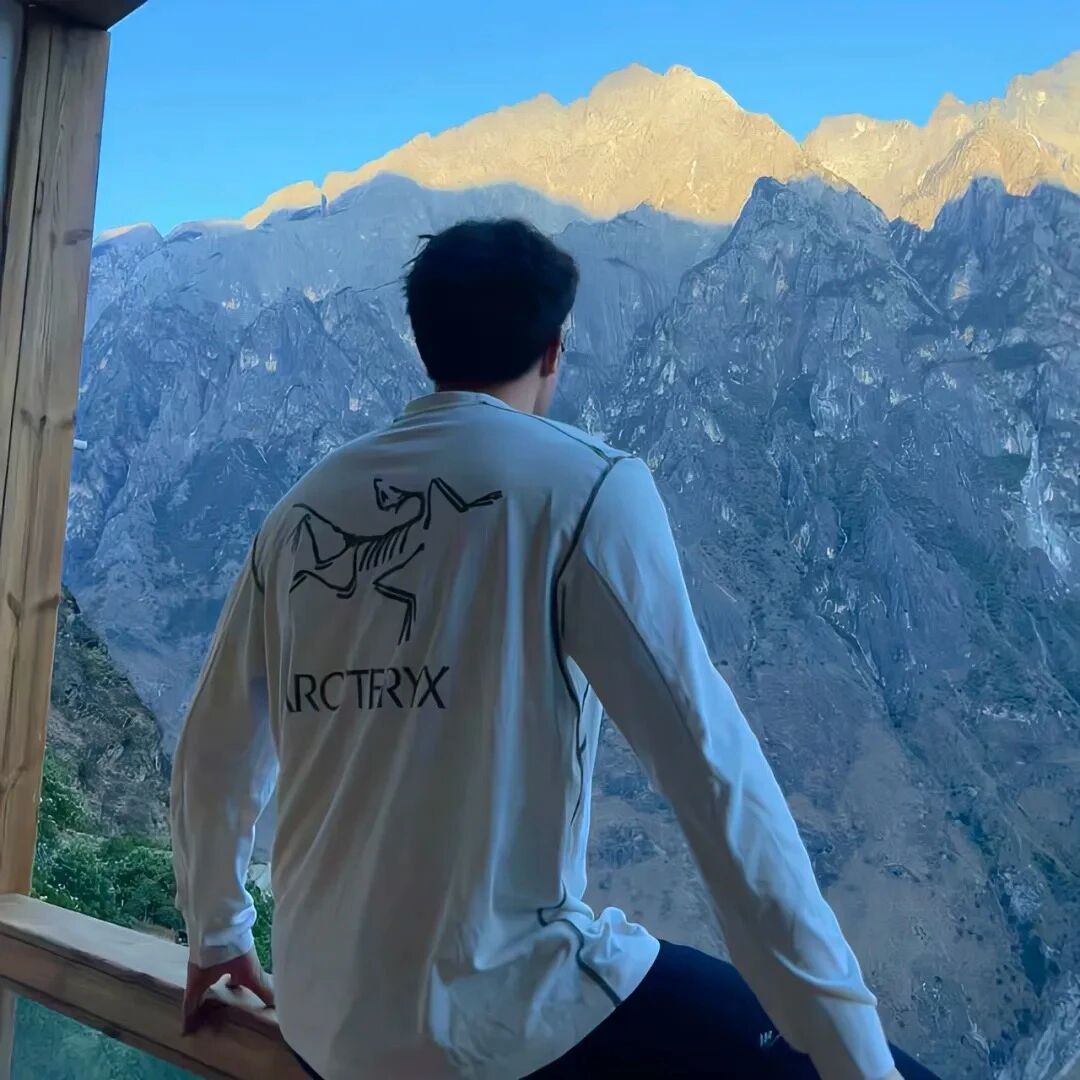 高山成熟背影不露脸男生头像