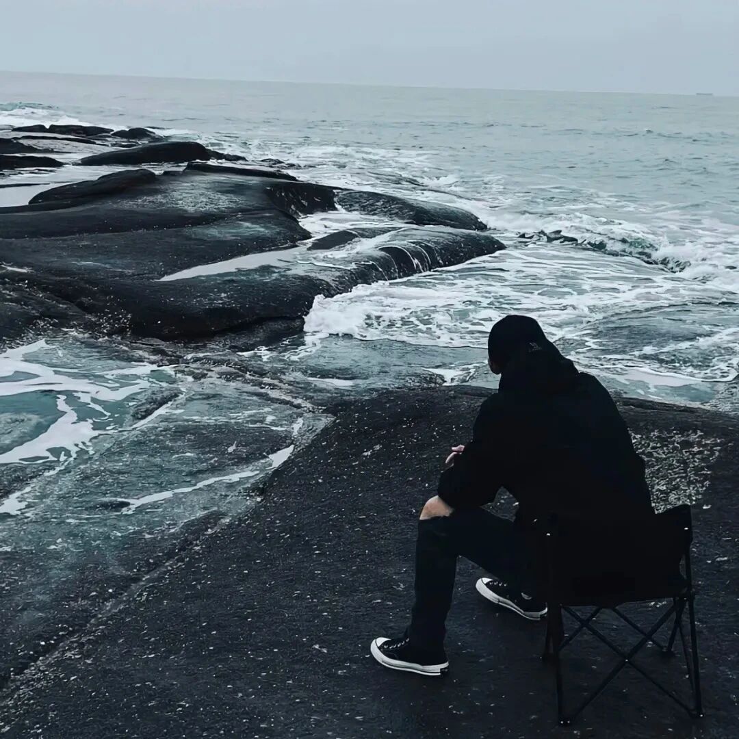 海边孤独感背影不露脸男生头像