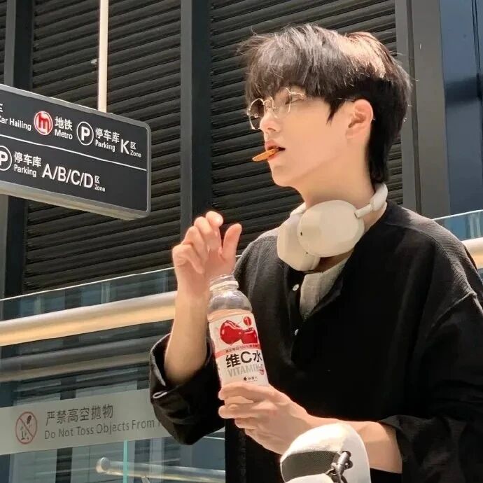 喝饮料帅气侧脸男生头像