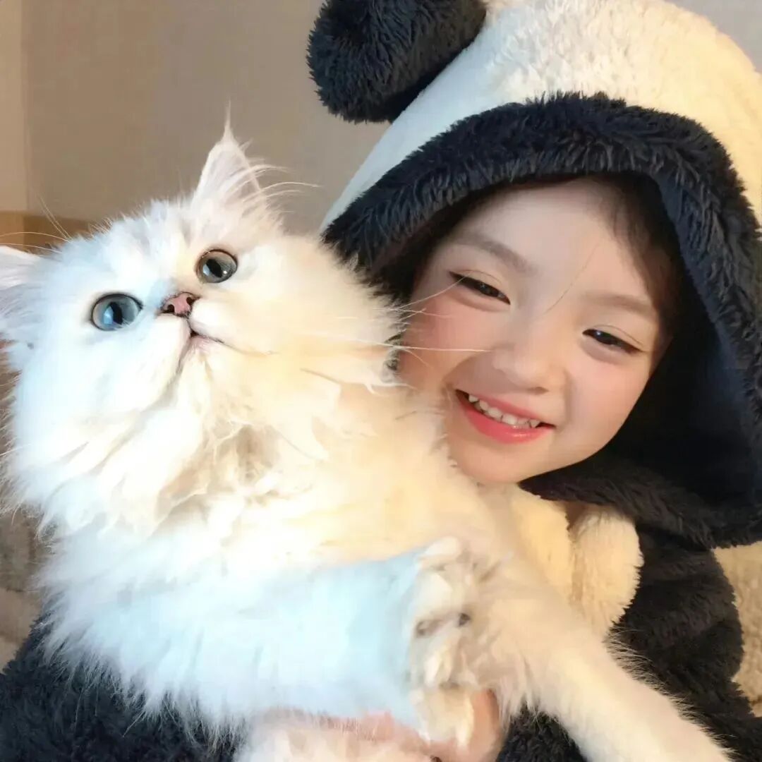 抱着猫咪小女孩萌娃头像