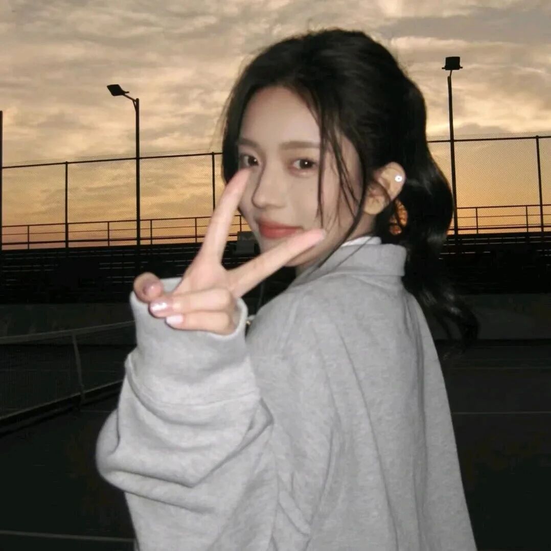 剪刀手气质女生头像