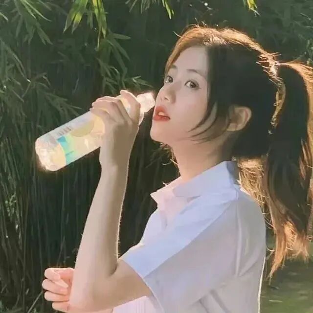 喝饮料温柔侧脸女生头像