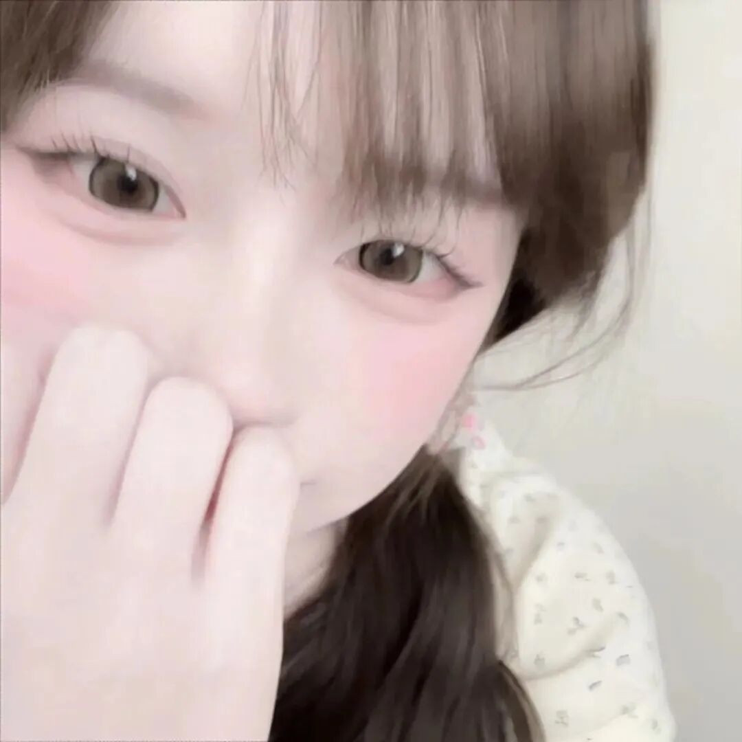 捂嘴少萝女生头像