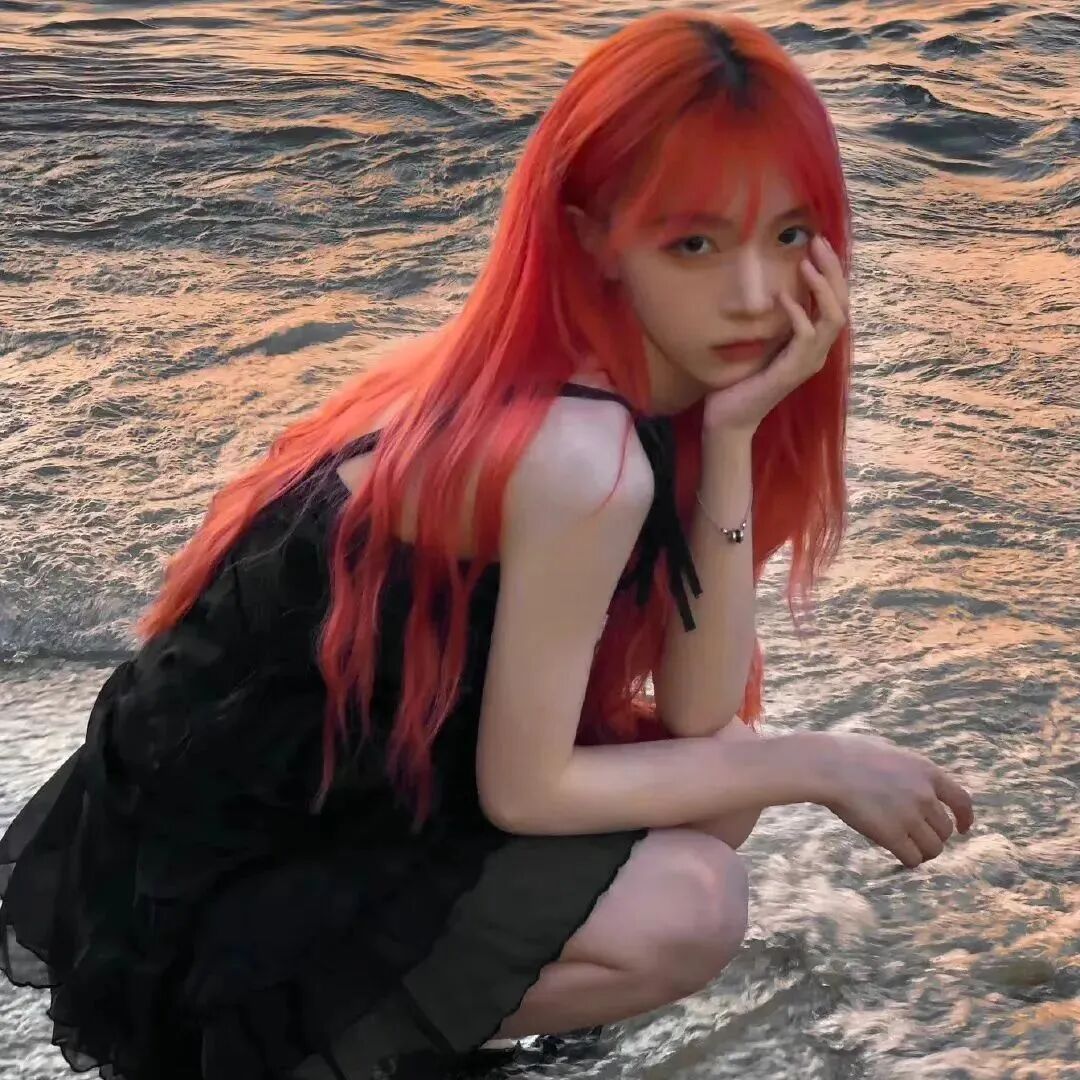 红色系很飒女生头像