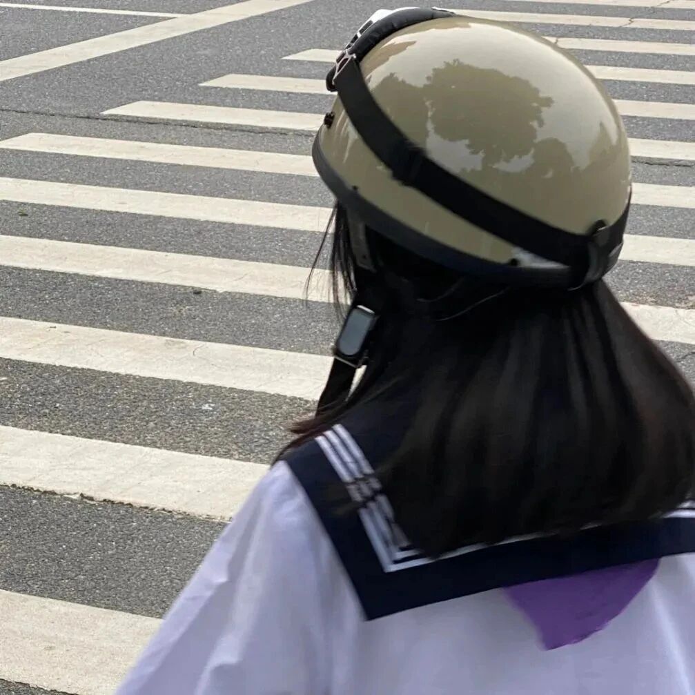 头盔学院风背影不露脸女生头像