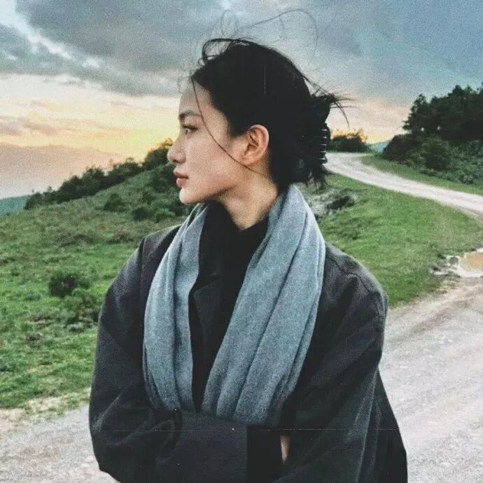 意境侧脸女生头像