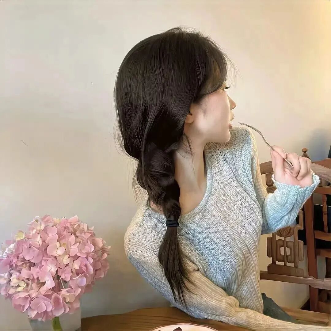 温柔侧脸女生头像