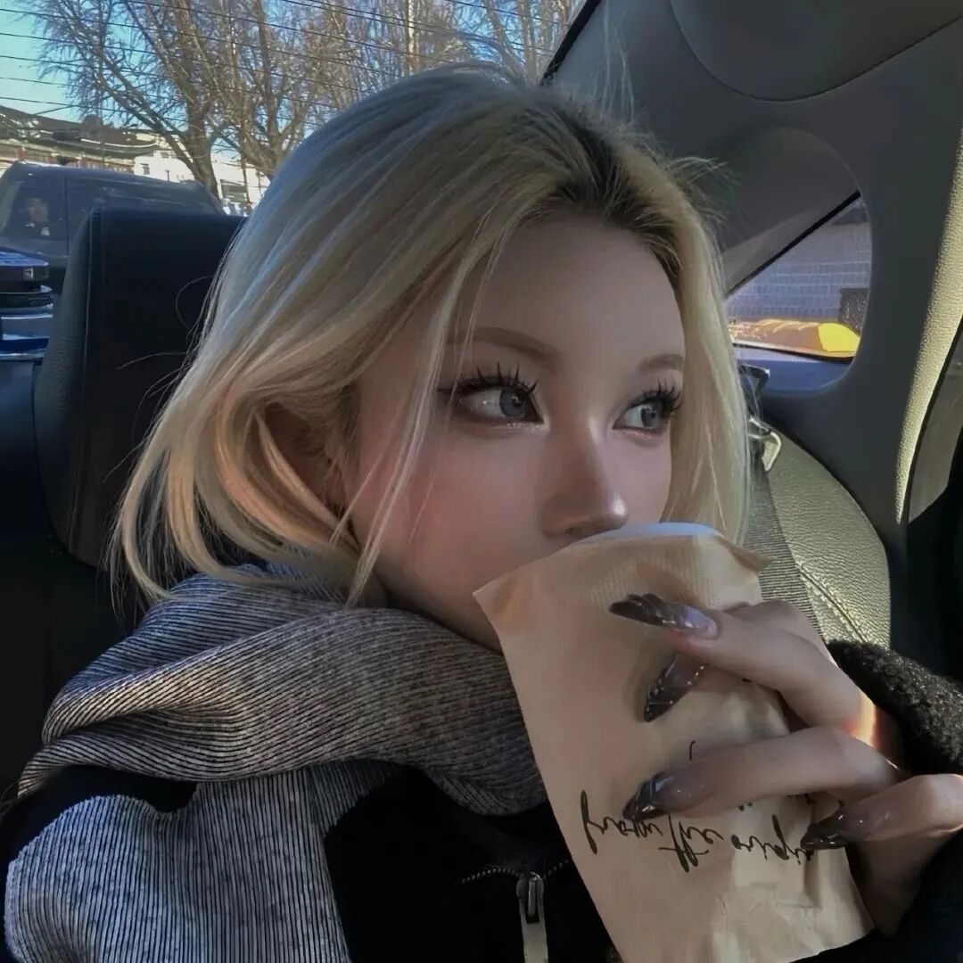 喝奶茶车内小众女生头像