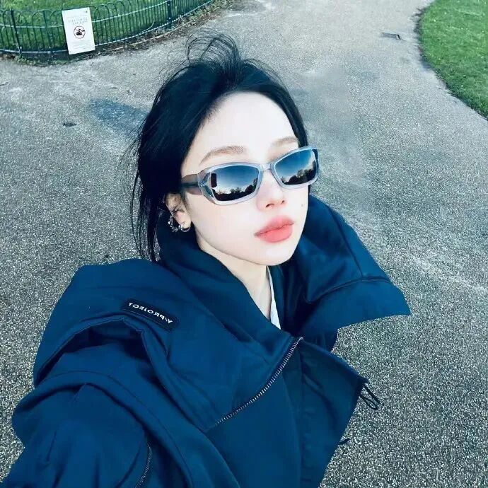 墨镜高冷女生头像