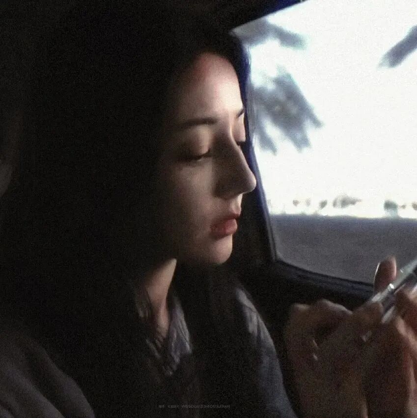 迪丽热巴爱豆车内侧脸女生头像