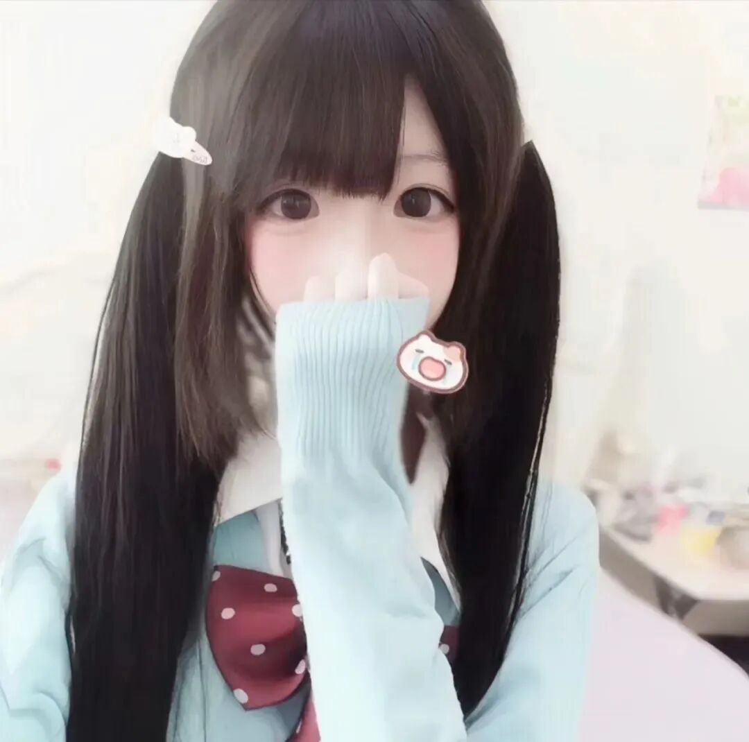 捂嘴少萝女生头像