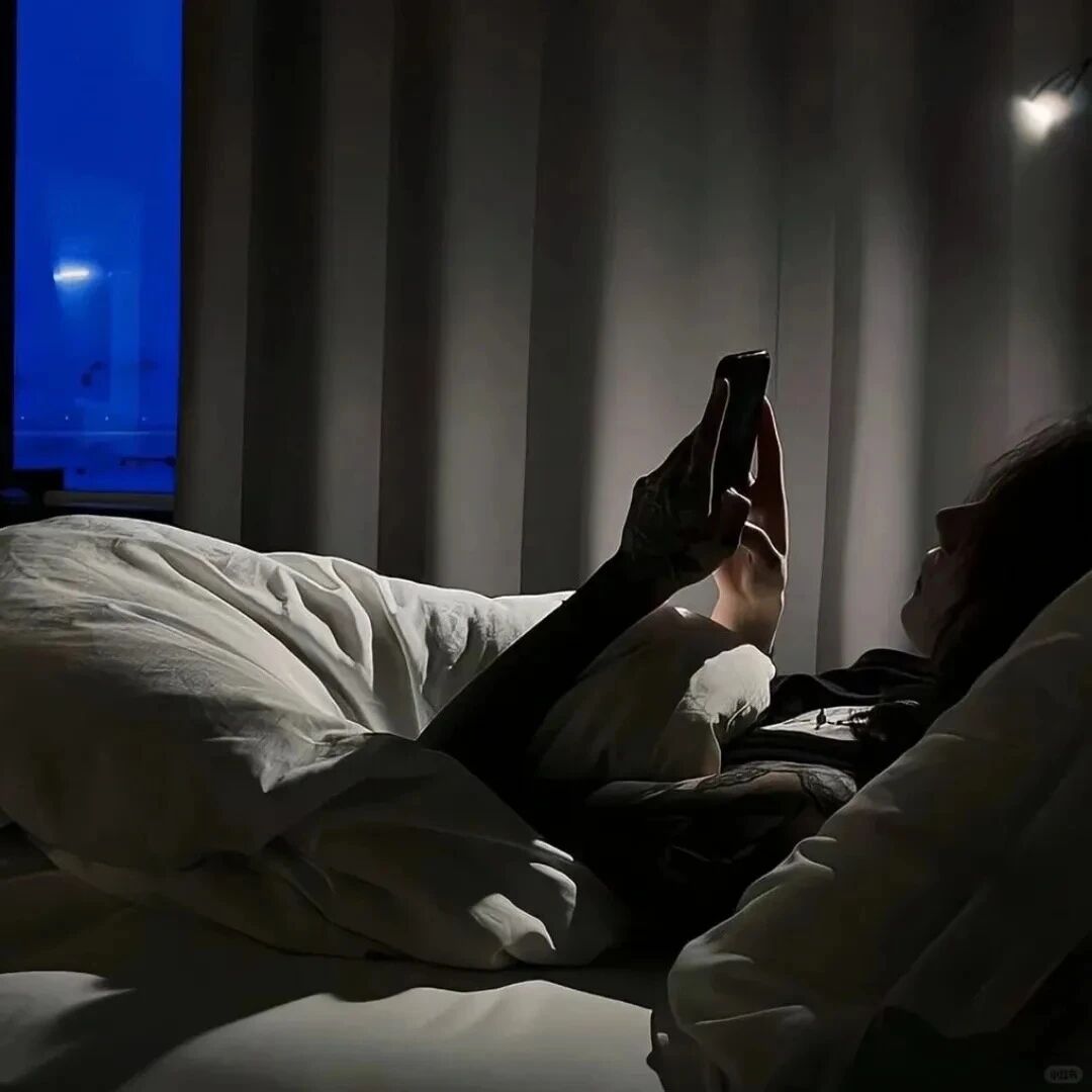 孤独感侧脸女生头像