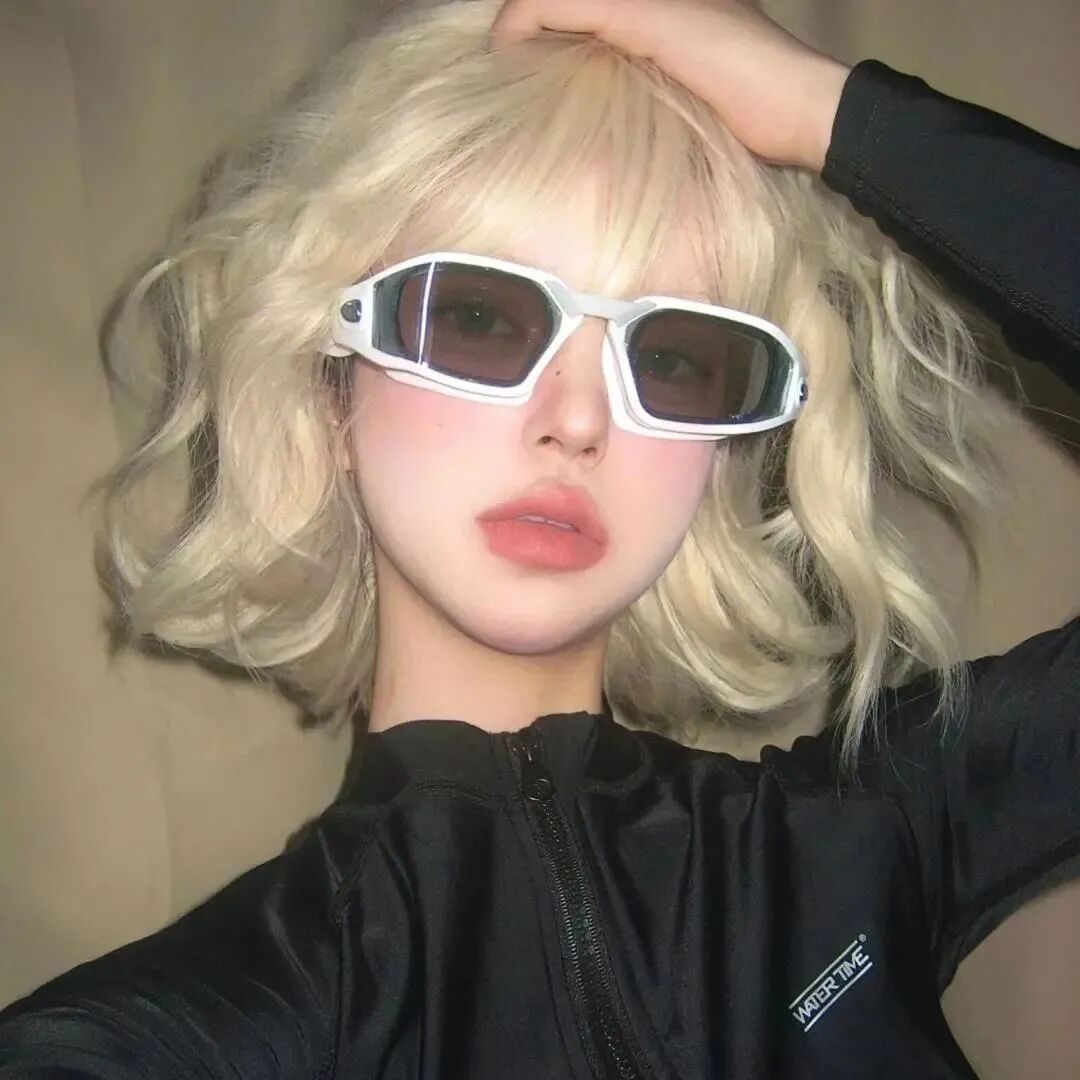 很飒墨镜女生头像