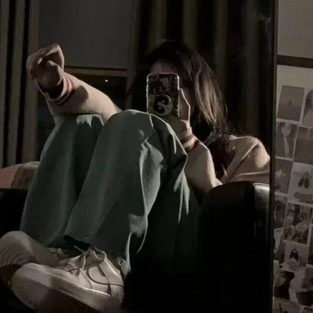 自拍手机不露脸小众女生头像