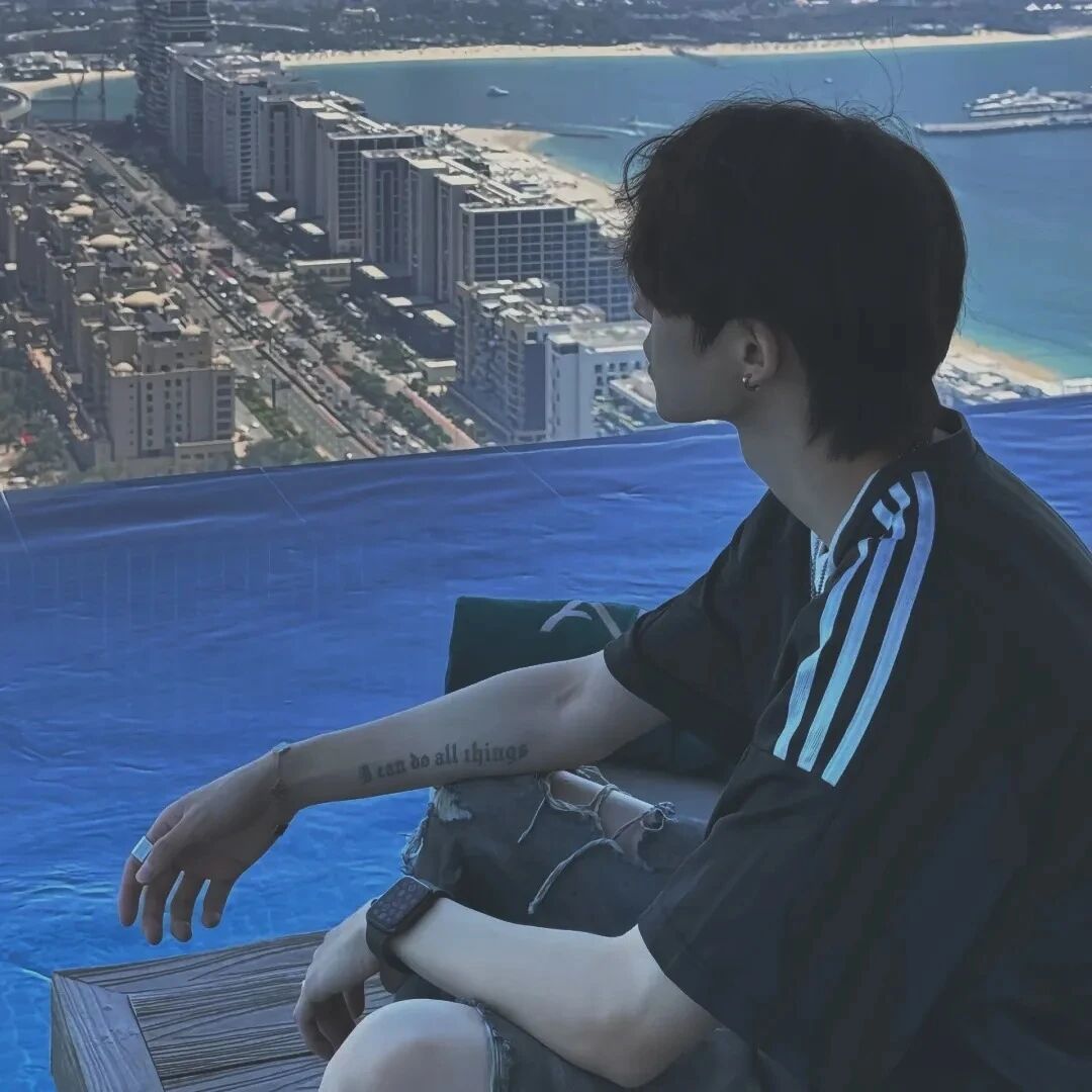 氛围感海边侧脸男生头像