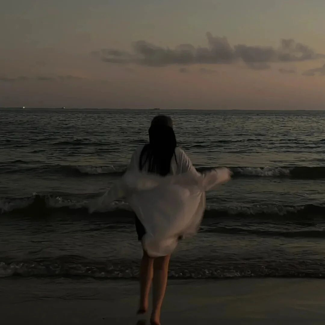 氛围感海边背影不露脸女生头像