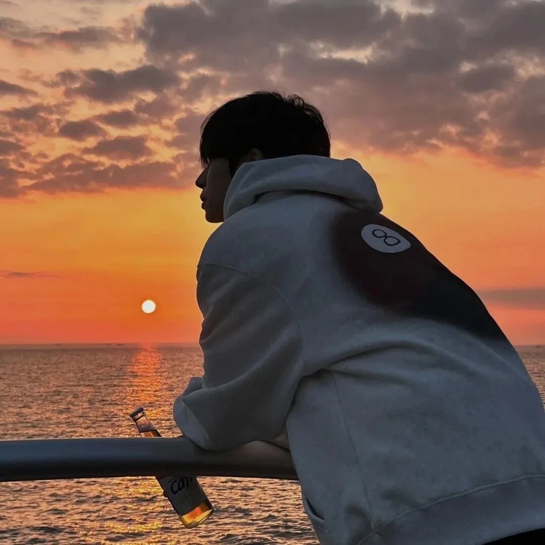 氛围感海边日落侧脸男生头像