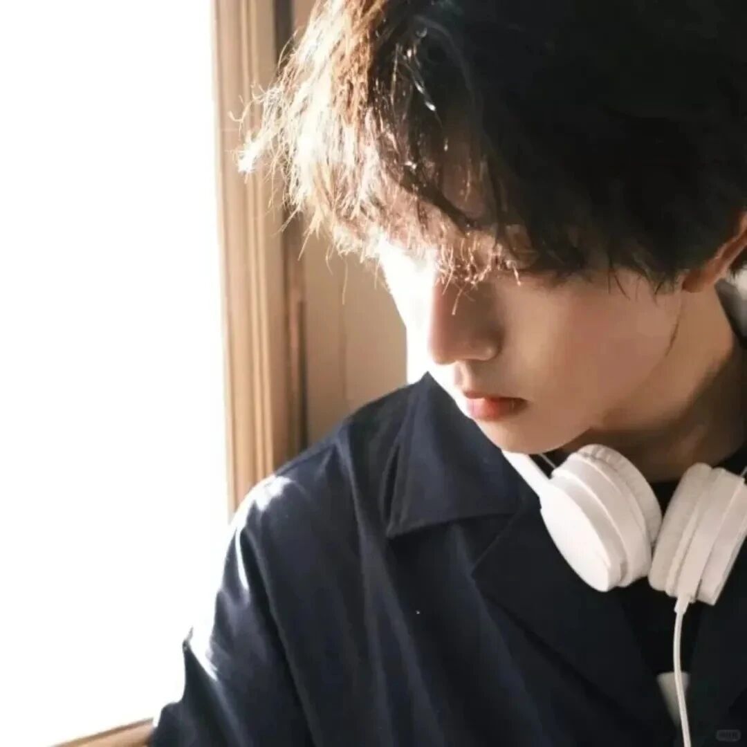 戴耳机小众男生头像