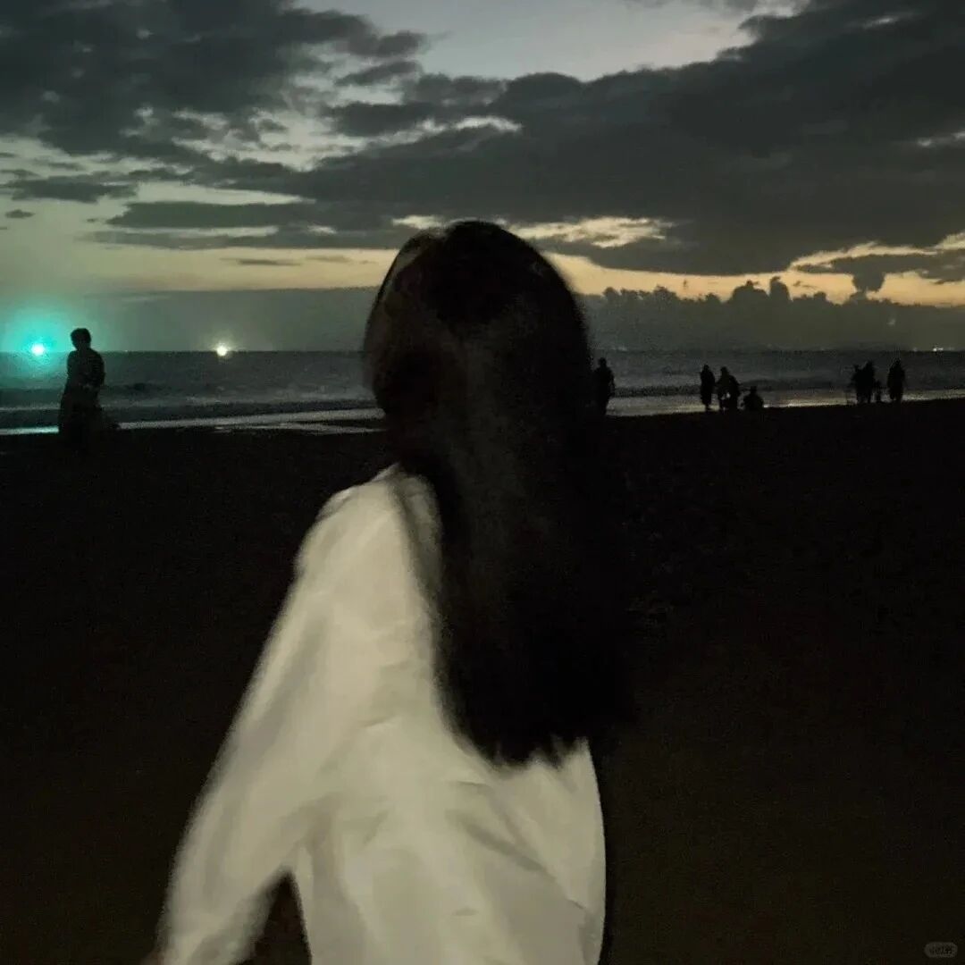 氛围感海边背影不露脸女生头像