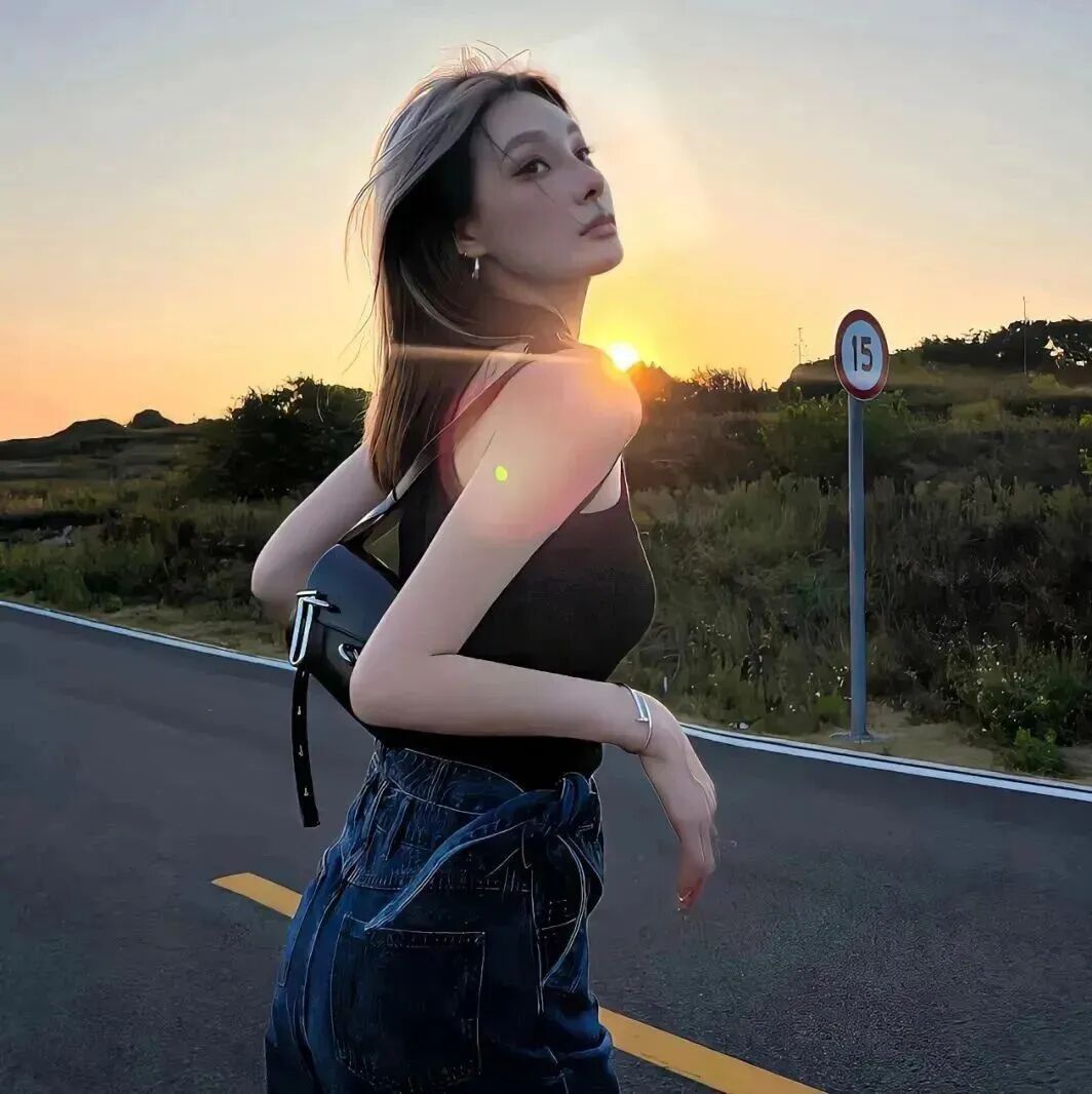 日落光感侧脸女生头像