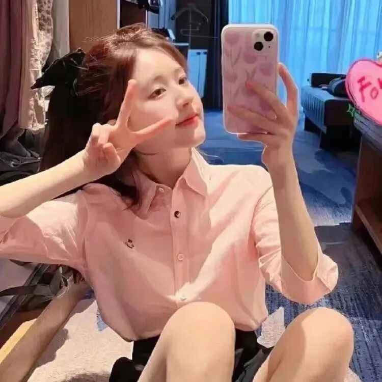 赵露思爱豆自拍手机剪刀手甜妹女生头像