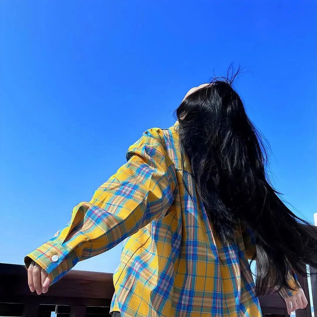 自由感背影不露脸女生头像