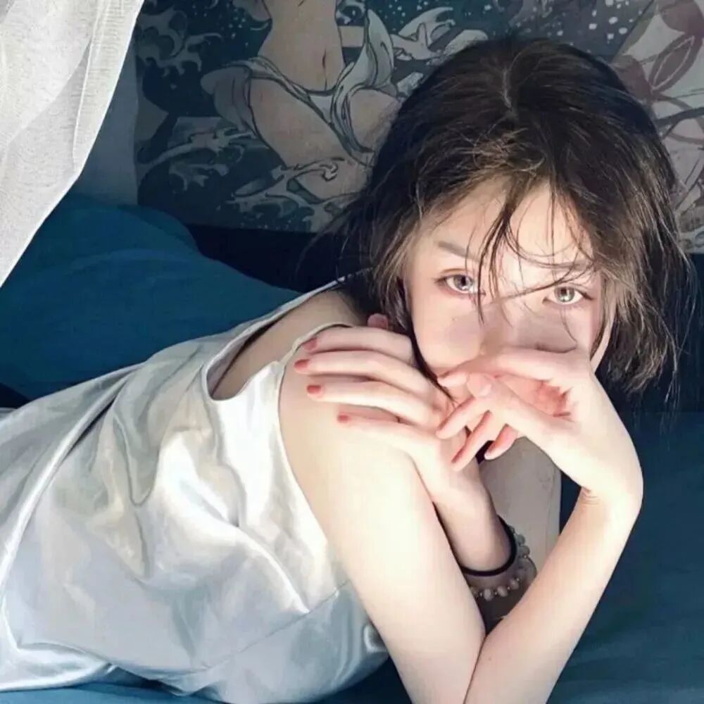 趴着纯欲女生头像