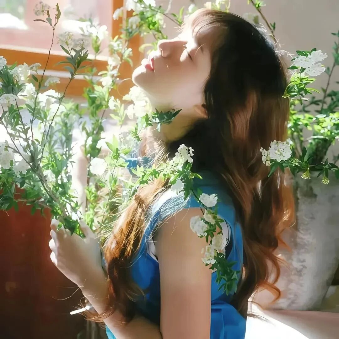小清新鲜花侧脸女生头像