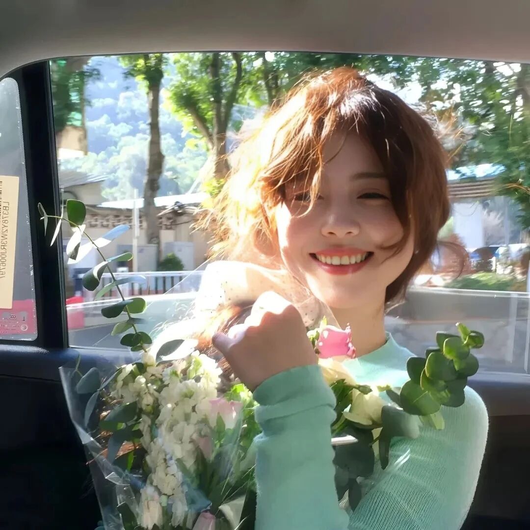 小清新鲜花车内甜妹女生头像
