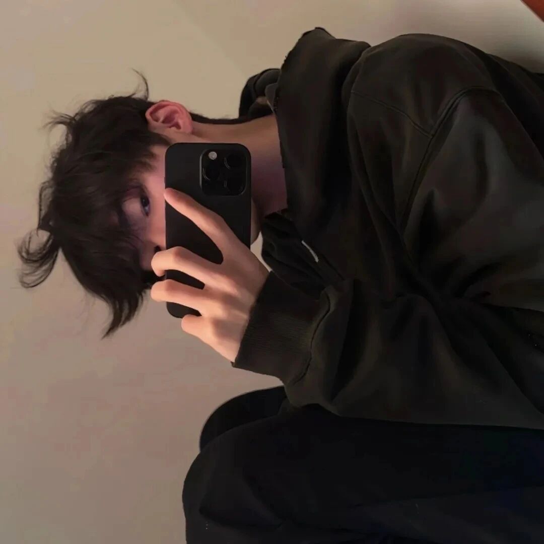 自拍手机不露脸帅气男生头像