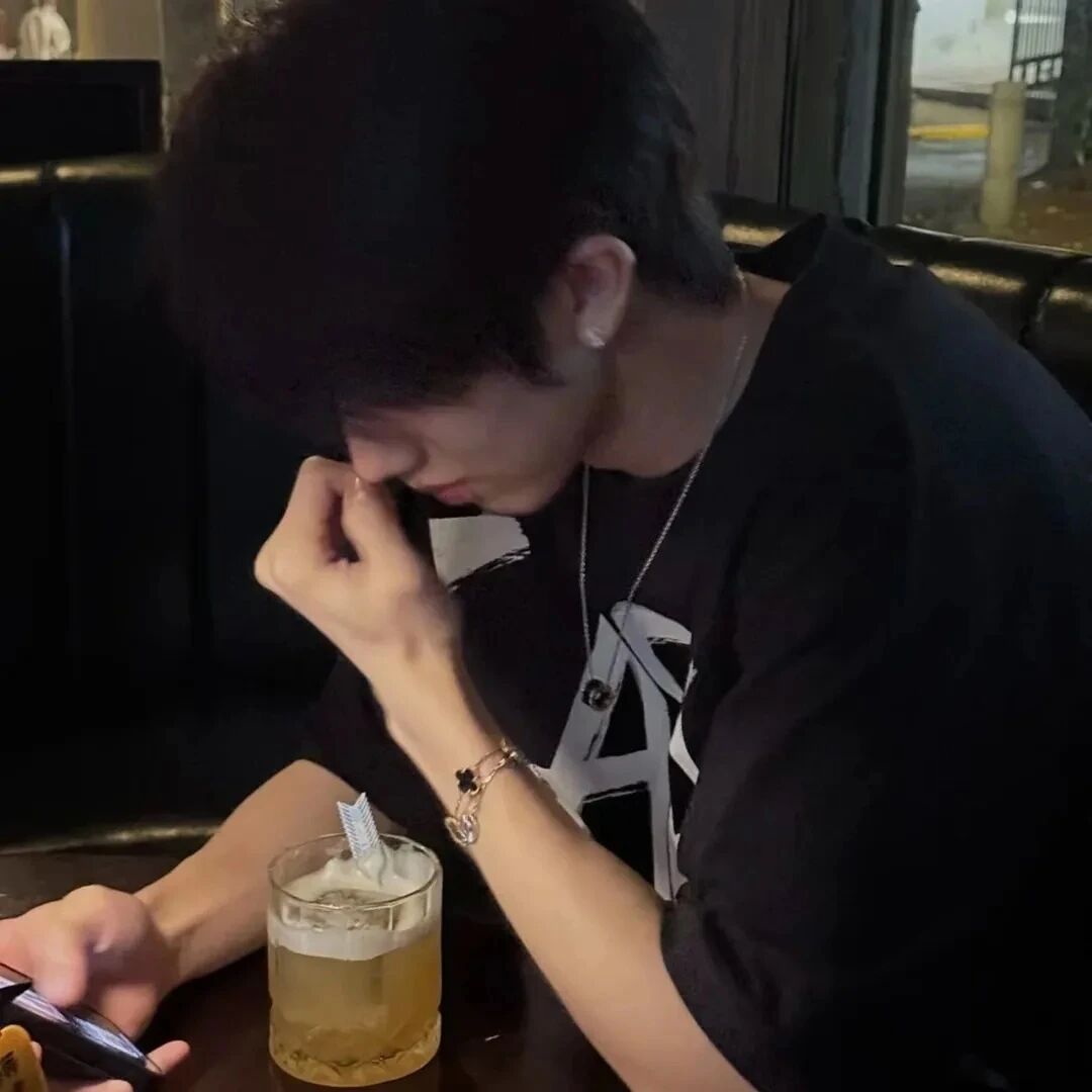 喝酒小众侧脸男生头像