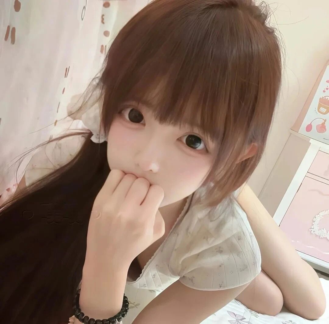 捂嘴少萝女生头像