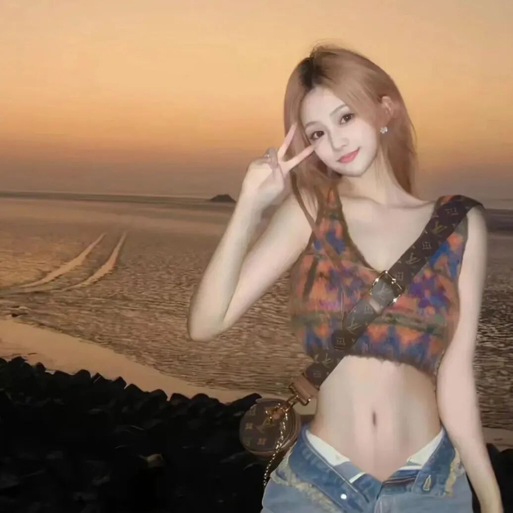 气质海边剪刀手女生头像