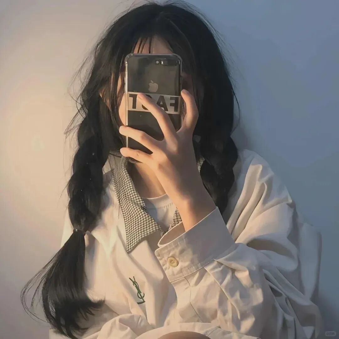 自拍手机不露脸甜妹女生头像