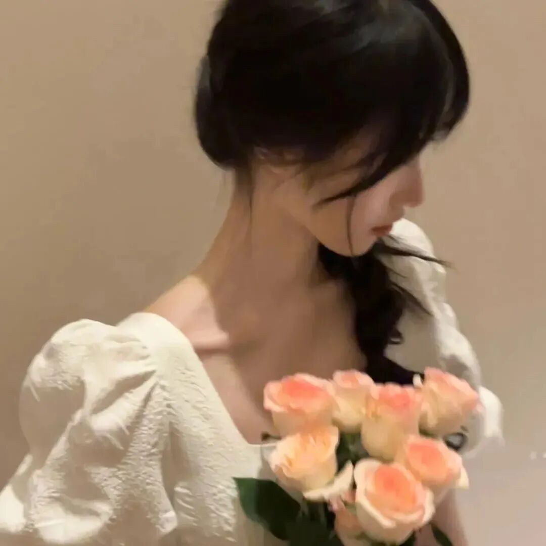 温柔鲜花侧脸女生头像