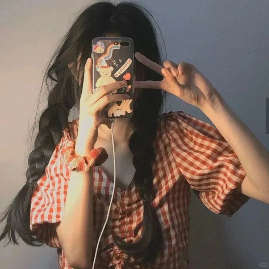 自拍手机剪刀手不露脸甜妹女生头像